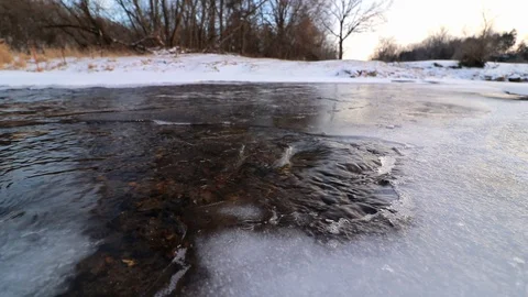 Static shot of the water bubbling up through the ice in rural Iowa. 스톡 동영상 120488753