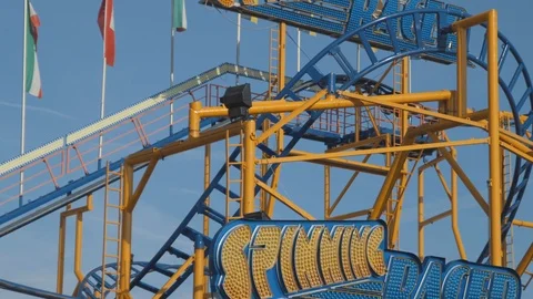 Static shot, of a wild mouse roller coaster, where a few blue cars are Video stock 102067367
