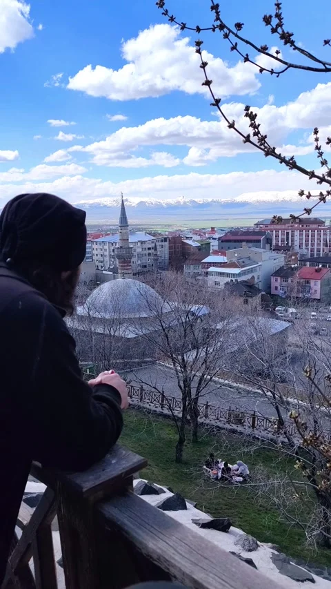 Static side-view shot of a man wearing a black beanie contemplating the Vídeos de archivo 334371722