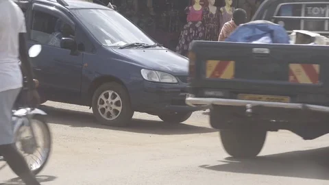 Static tight shot of busy Ugandan Street with several vehicles and pedestrians Video stock 81749112