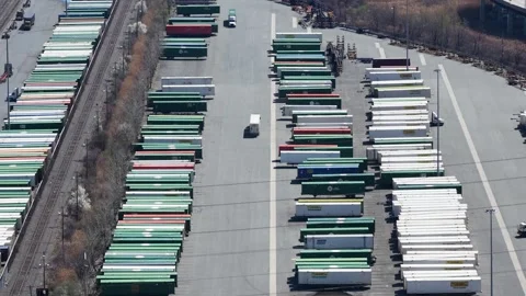 Static Tilt Up Reveal Over JB Hunt Container Rows and truck Vídeo Stock 344597123