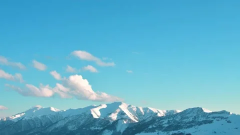 Static time lapse shot of flying passing clouds over snowy Kazbegi caucasus.. Vidéo 229409694
