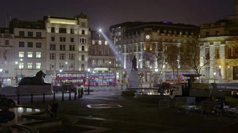 Static, time-lapse of Trafalgar Square / Charring Cross at night 動画素材 40729746