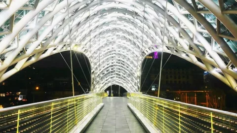 Static timelapse of illuminated peace bridge at night in Tbilisi during pande Stockbeeldmateriaal 149472770
