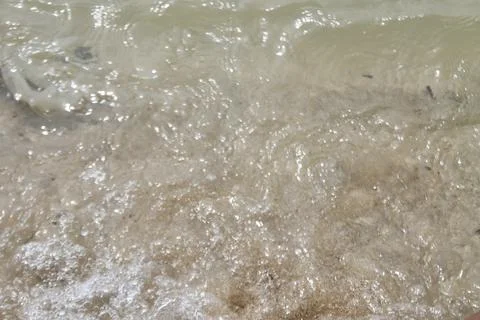 Static Top-Down Close Up of Clear Ocean Water Waves Rippling Over Sand Fotos Stock