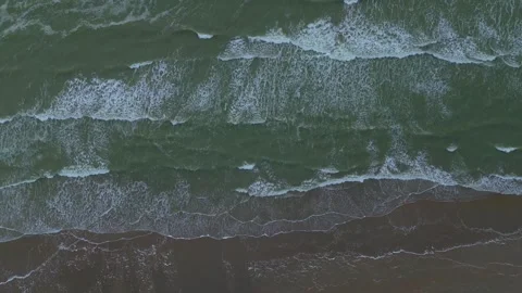 Static Top-Down Drone View of Waves Hitting the Shoreline | FlyLens 4K Stockbeeldmateriaal 309457054