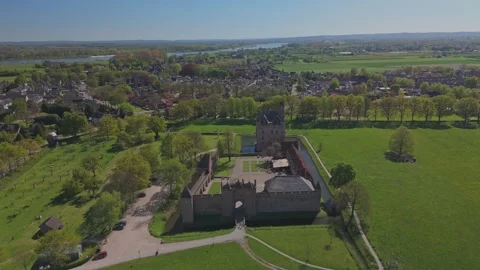 Static top down reveal of Doornenburg Castle and moat Vídeo Stock 334319316