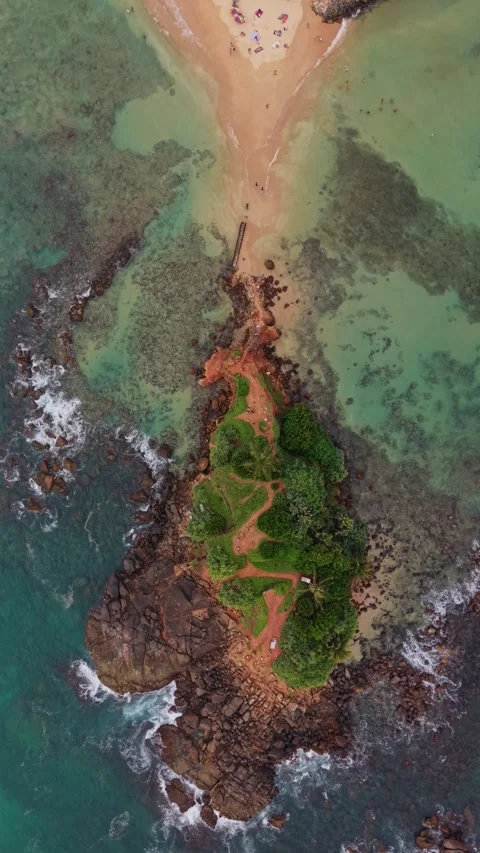 Static top down view of Parrot rock in Mirissa Sri Lanka Stockbeeldmateriaal 331027789