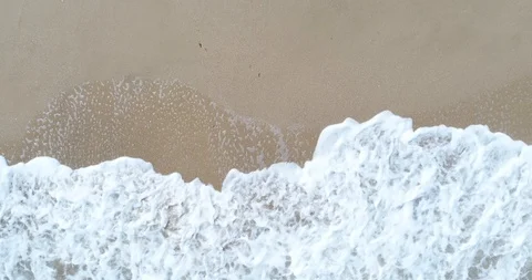 Static top down view of tropical beach, foamy ocean waves washing sand. Stock Footage 106560267