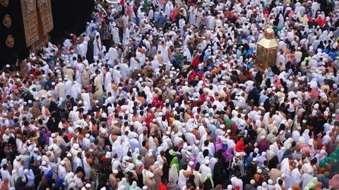 Static top view of Muslim pilgrims circumambulate (or tawaf) the Kaabah Stock Footage 122809768