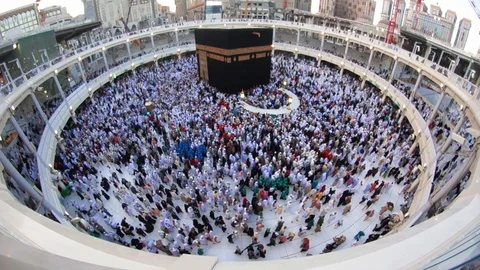 Static top view of Muslim pilgrims circumambulate (or tawaf) the Kaabah Stock Footage 122809846