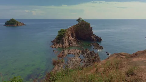Static tropical top view of a small island islet with green turquoise sea water. Видео 135141488