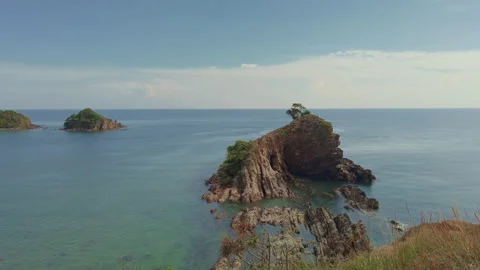 Static tropical top view of a small island islet with green turquoise sea water. Stock-Footage 135142749