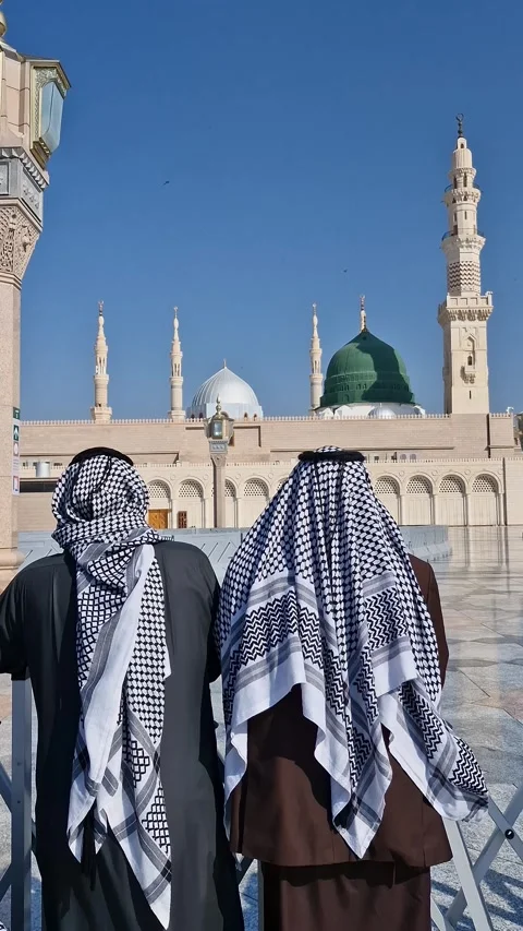 Static vertical back shot view of two unidentified muslim men wearing keffiyeh Vídeo Stock 315337304