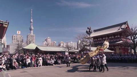 Static video of  golden dragon dance festival in the Sensoji temple of Asakusa. Stock Footage 133366683
