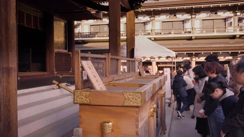 Static video of Japanese queuing and praying in Yushima Tenmangu shrine. Stock Footage 128210348