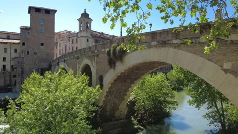 A static view of the ancient Roman Ponte Fabricio at the Isola Tiberina Video stock 154112503