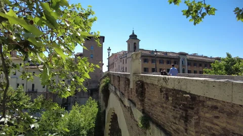A static view of the ancient Roman Ponte Fabricio at the Isola Tiberina Video stock 154114572