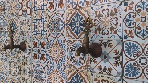 Static view of brass water tap pipe  Ottoman style Vídeo Stock 123233182