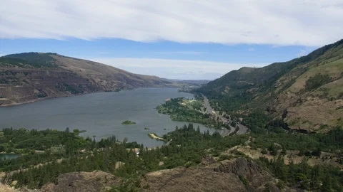 Static View of the Columbia Gorge Winding Roads Patchy Hillsides Evergreen Trees 스톡 동영상 109522438