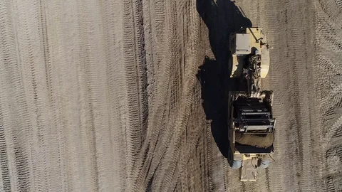 Static view of earthmover moving dirt Video stock 96672118