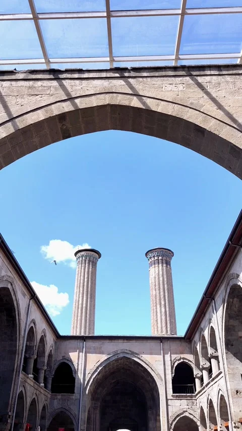 Static view of the historical Çifte Minareli Medrese in Erzurum with a bird Vídeos de archivo 334238619