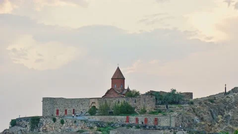 Static view Khor Virap monastery with tourists timelapse with sky background. 스톡 동영상 162821600