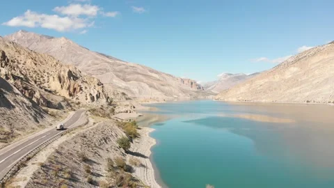 Static view lorry truck drive with cars on highway in scenic turkey mountains Vídeos de archivo 167287800
