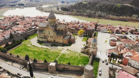 Static view Mtskheta cathedral historical sightseeing landmark with river and Vídeos de archivo 157918613
