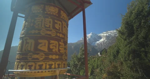 Static view of Namche Bazaar, Nepal showing a large Buddhist prayer wheel Stockbeeldmateriaal 337395497