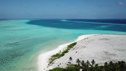 Static view of pristine tropical island beach and lagoon Maldives 4K Stock-Footage 342431443