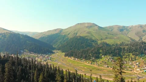 Static view river and Bakhmaro village panorama in summer. FAmous travel land Vídeo Stock 204919508