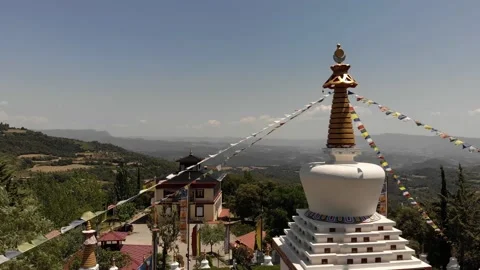 Static View of Top of Tibetan Chorten of a Buddhist Temple with Prayer Flags Vídeos de archivo 136654074