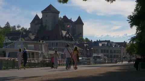 Static view tourists walking by famous Annecy landmark - Chateau D'Annecy cas Video stock 157007653