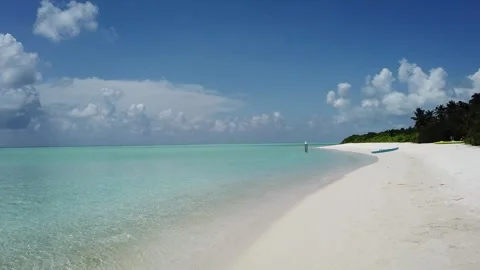 Static view of white sand beach and calm turquoise ocean in Maldives 4K 스톡 동영상 342431534