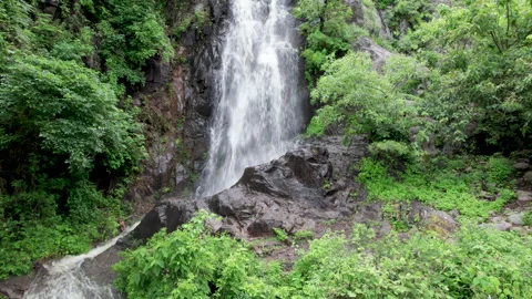 Static wide angle shot of a beautiful waterfall in El Tepalo, Ajijic, Mexico Video stock 160231131