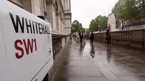 Static wide angle of Whitehall, London, with street sign on left Vídeos de archivo 64348399