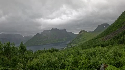 Static wide landscape view of lush mountain valley and fjord village in Norway Vidéo 342059359
