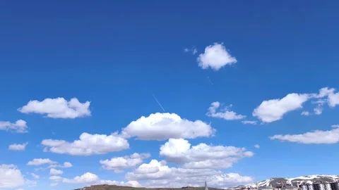 Static wide shot of a bright blue sky over Erzurum with fluffy white clouds and Vídeos de archivo 334309801