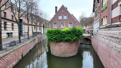 Static wide shot of a charming brick house situated at the fork of a canal. Vídeos de archivo 332999848