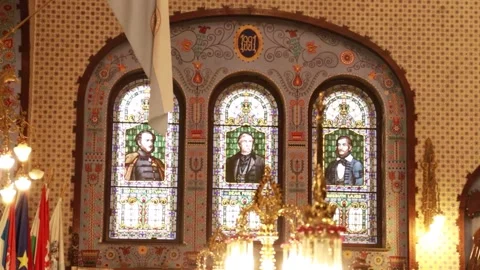 Static Wide Shot of Decorative Stained Glass Windows and Antique Lamps 库存影片 330369859