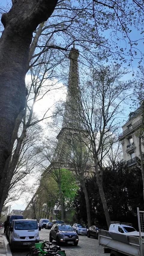 Static Wide Shot of Eiffel Tower Framed by Parisian Buildings Vídeos de archivo 332602124
