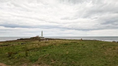 Static Wide Shot of Lighthouse on Rocky Coastal Shoreline Vídeos de archivo 314359272