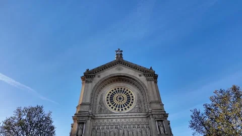 Static wide shot of the Saint-Augustin Church upper facade and rose window under Vídeos de archivo 332656747