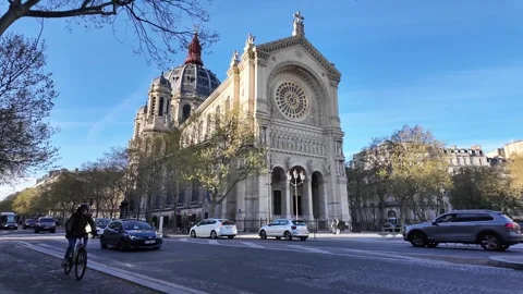 Static wide shot of the Saint-Augustin Church upper facade and rose window under Vídeos de archivo 332656749