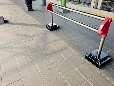 Station bench designed for short rest Foto stock