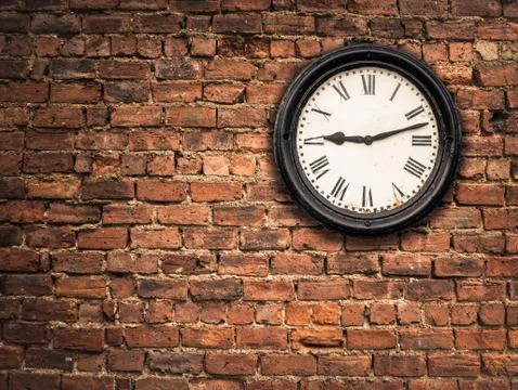 Station Clock On A Red Brick Wall Foto stock