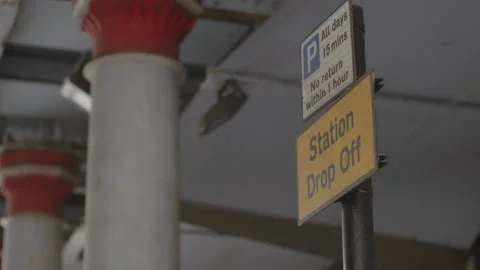 Station Drop Off Sign Vídeos de archivo 147456899