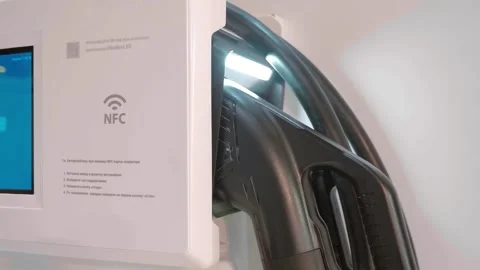 Station of fast charging mode of electric car with direct current using a cable 库存影片 333365103