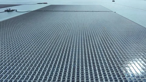 The station generates electricity from large solar panels Vídeos de archivo 253578682